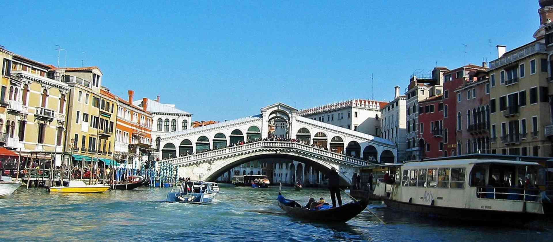 Where to find a cheap hotel near the Rialto Bridge?