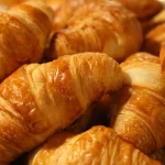 Colazione all'aperto in hotel economico