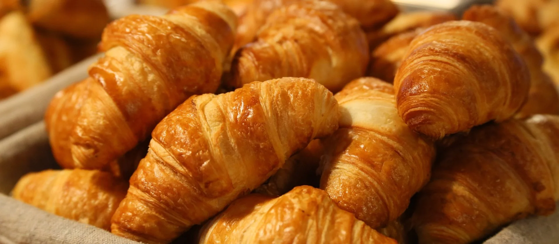 Wo kann man in Venedig in einem günstigen Hotel draußen frühstücken?