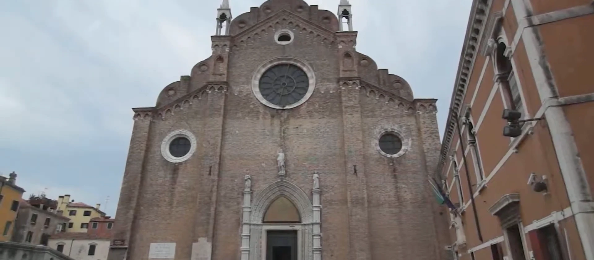 Wo findet man ein günstiges Hotel in der Nähe der Basilika dei Frari in Venedig?