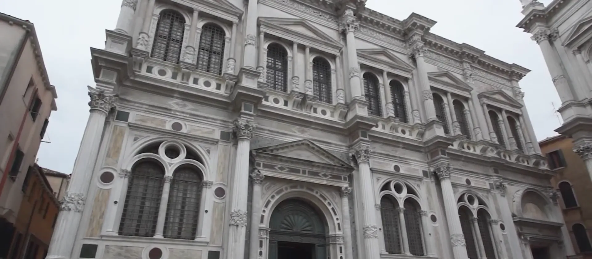 Wo findet man ein günstiges Hotel in der Nähe der Scuola Grande di San Rocco in Venedig?